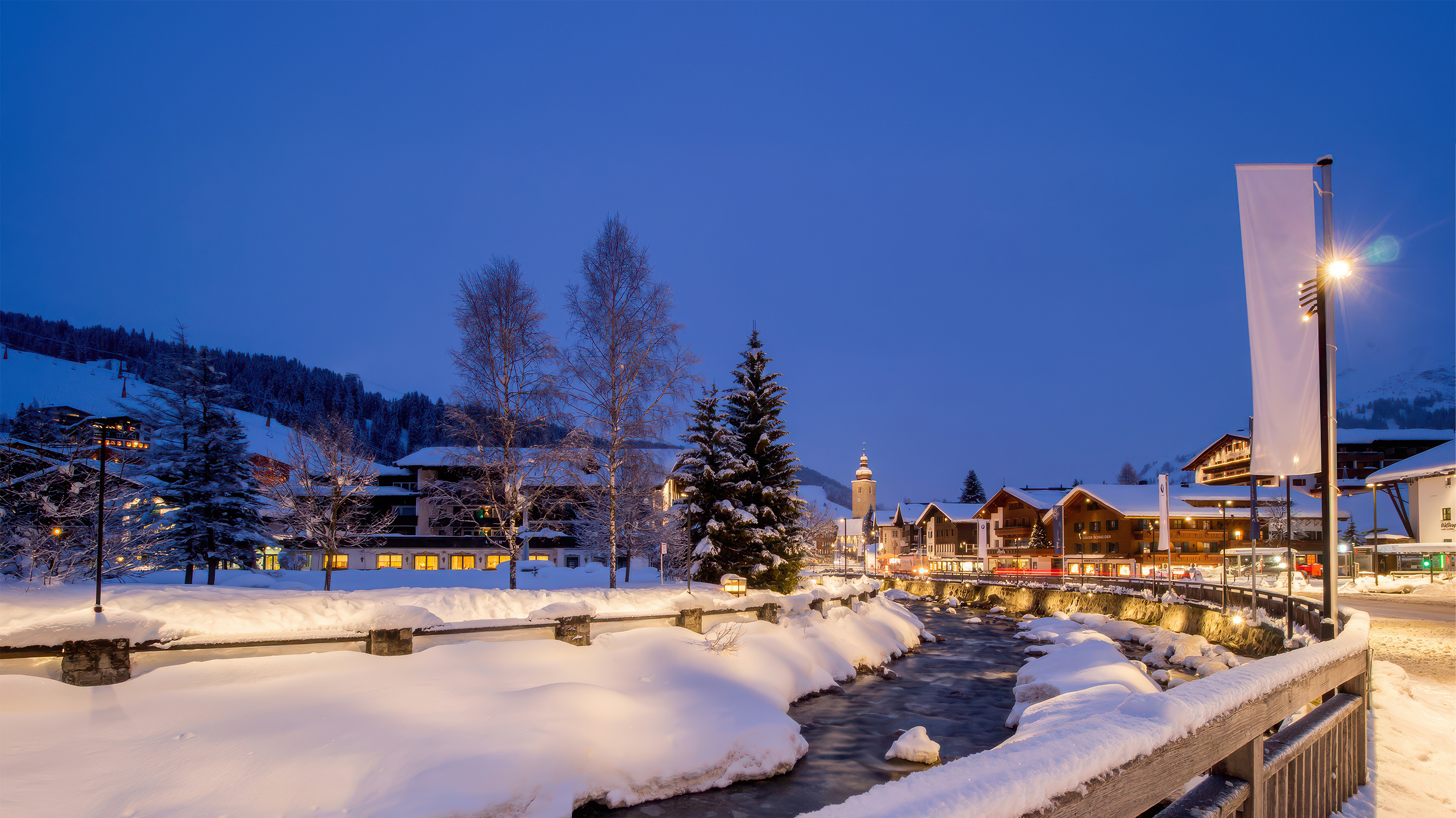 Verschneite alpine Immobilie bei Nacht